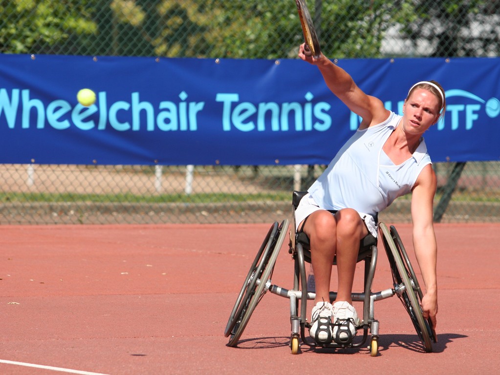 Who make wheelchair tennis’ legendary status on the women’s tour?